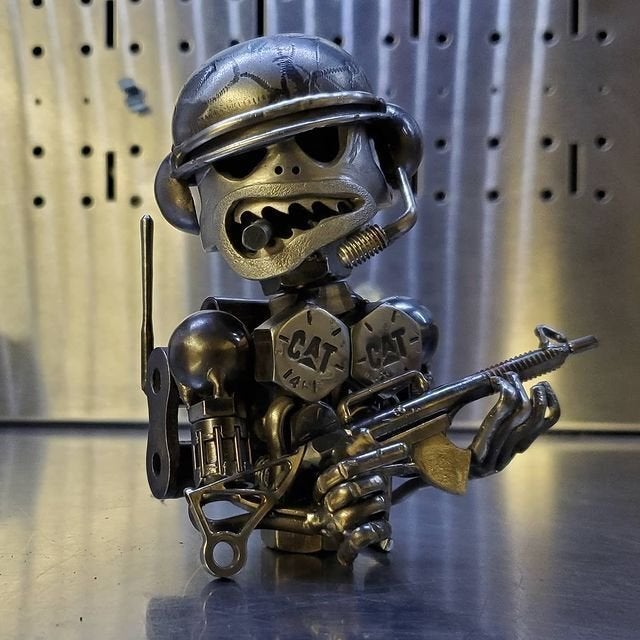 StahlMut™ – Handgemachter Metall-Soldat aus echten Autoteilen