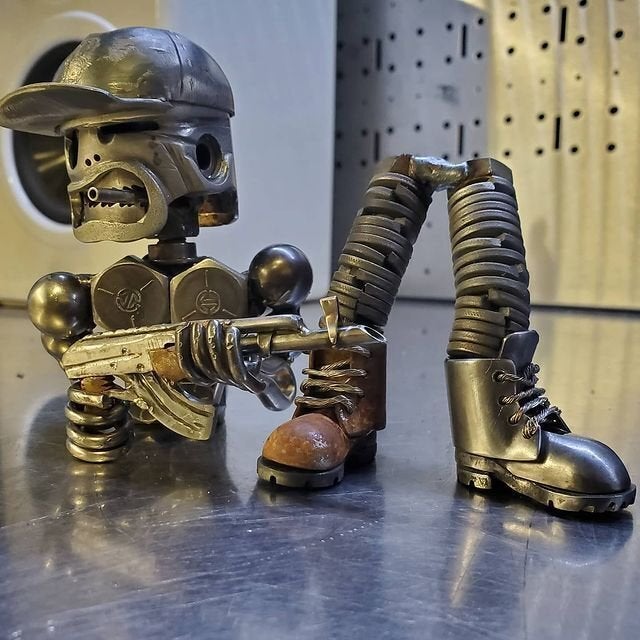 StahlMut™ – Handgemachter Metall-Soldat aus echten Autoteilen