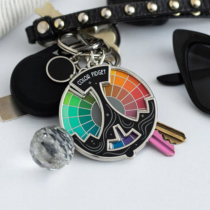 ChromoSpin Pin – Das Farbenrad, das niemals stillsteht