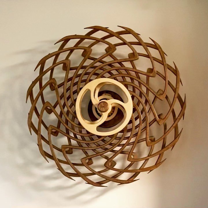 KineWood Art — Handgefertigte kinetische Skulptur aus Holz