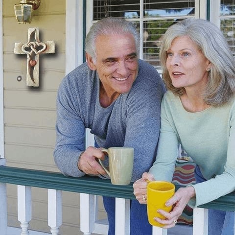 FaithBond™ – Holz-Kreuz mit verschlungenen Herzen