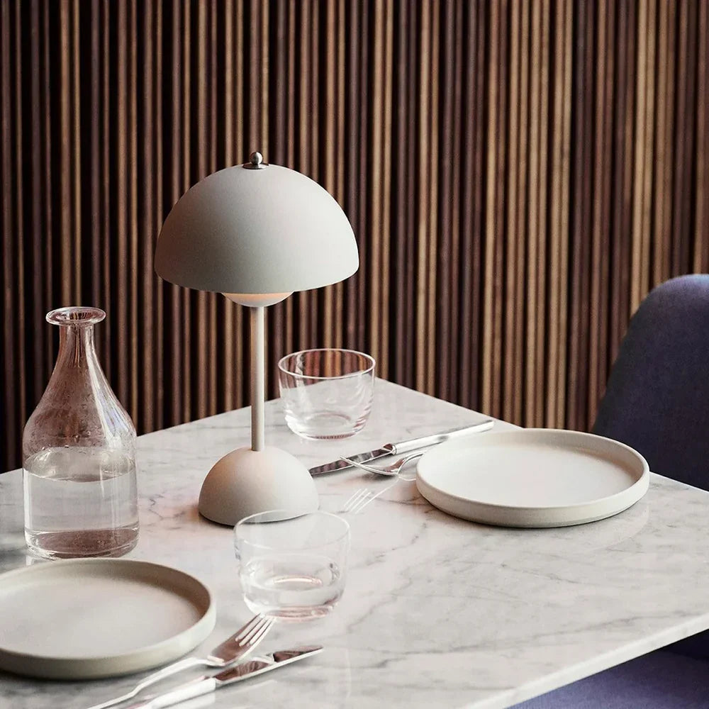 Blumenleuchte VP9 | Minimalistische, wiederaufladbare Lampe für jeden Raum