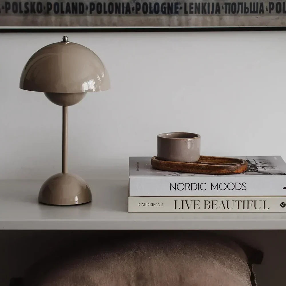 Blumenleuchte VP9 | Minimalistische, wiederaufladbare Lampe für jeden Raum