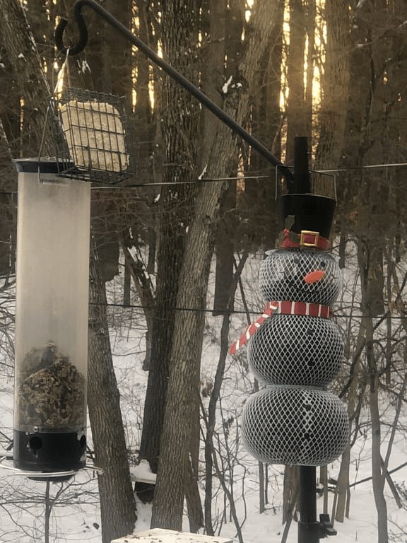 WinterZauber – Solar-Schneemann Vogelfutterspender mit Lichterglanz