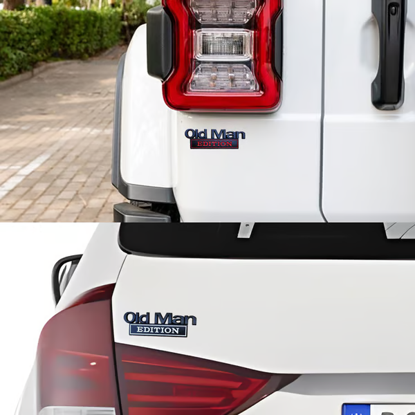 1+1 GRATIS| IronMark Badge – Humorvoler Aufkleber für echte Charakterautos