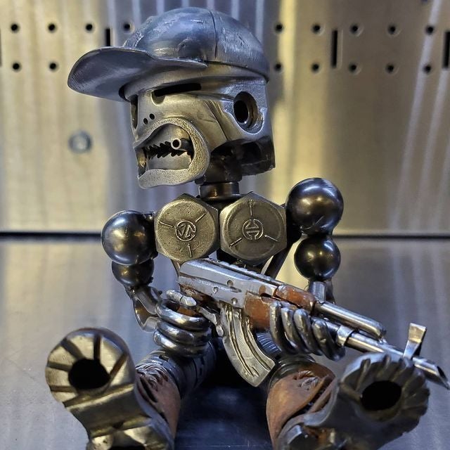 StahlMut™ – Handgemachter Metall-Soldat aus echten Autoteilen