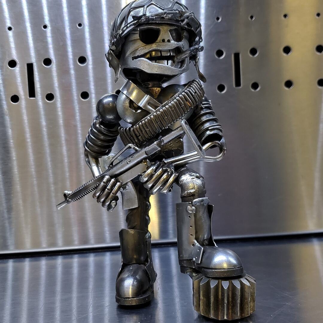 StahlMut™ – Handgemachter Metall-Soldat aus echten Autoteilen