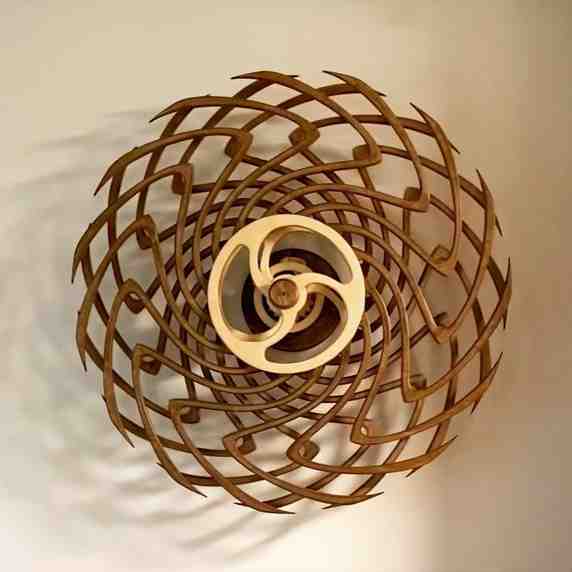 KineWood Art — Handgefertigte kinetische Skulptur aus Holz